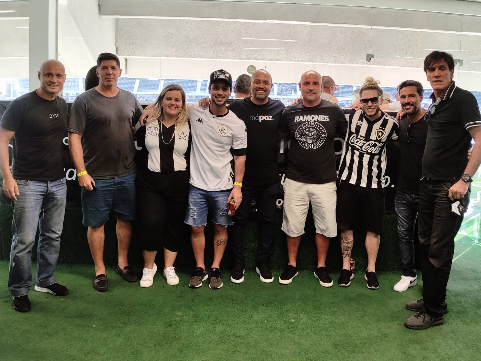 Leia mais sobre o artigo O Instituto O Glorioso fez sua estreia no estádio Nilton Santos no camarote 100 por uso experimental na partida entre Botafogo e Operário, no dia 15/11/2021 e contou com a presença de seus fundadores, ex atletas e convidados.